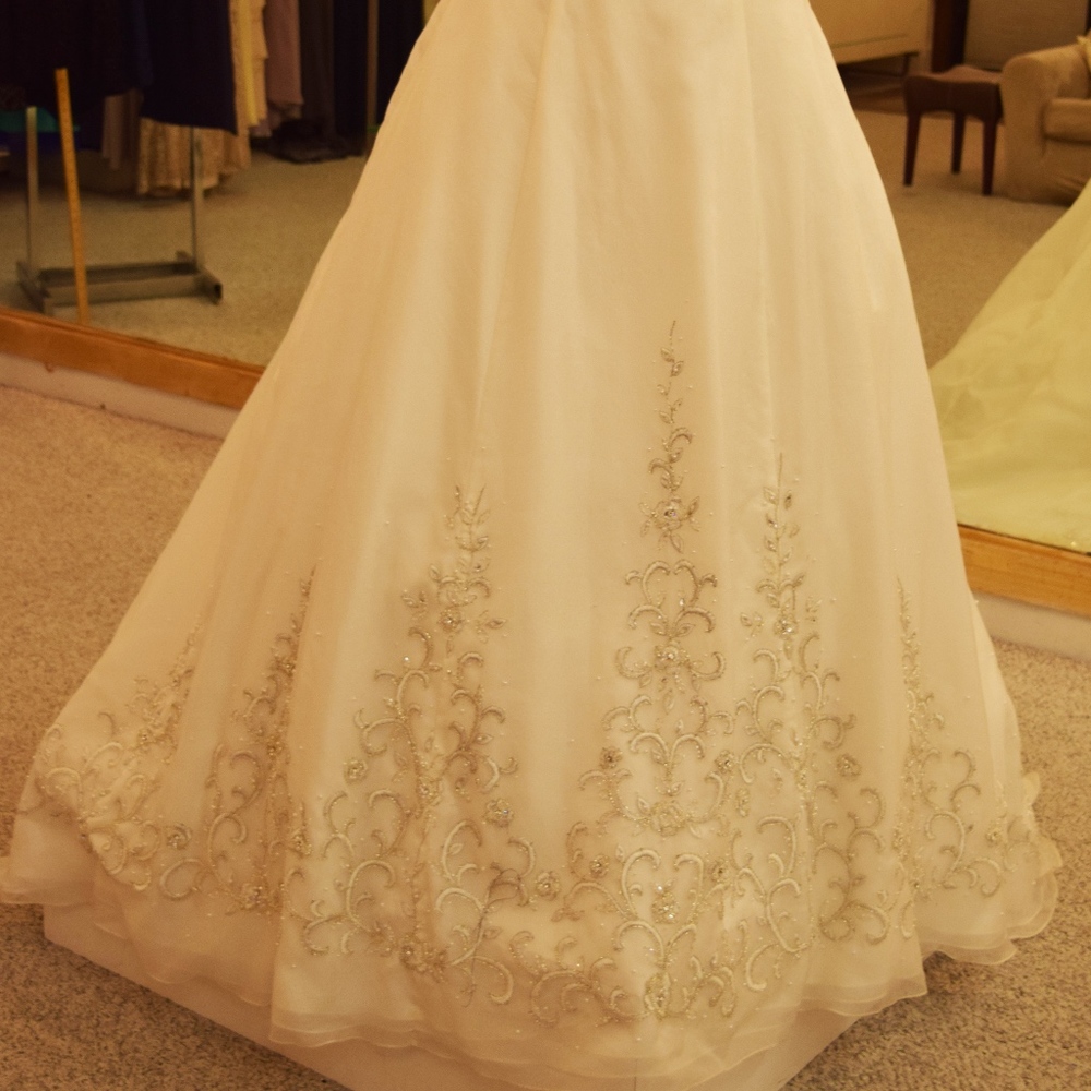 Wedding gown - Picture 4 of 4
